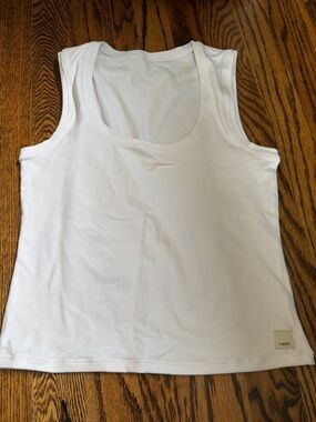 Vuori stretchy scoop neck tank small